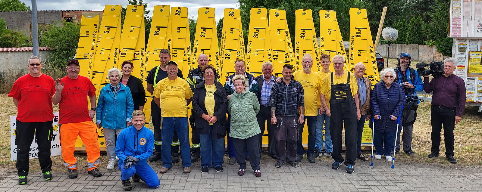 der aufgestellte Zollstock im Zickzack - Gruppenbild